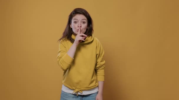 Zwykła Kobieta Kapturze Nakładająca Palec Wskazujący Usta Wykonująca Cichy Geture — Wideo stockowe