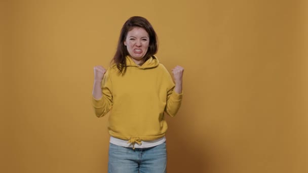 Energiczna Ekstatyczna Kobieta Wygrywająca Ciesząc Się Sukcesem Wykonując Gest Tak — Wideo stockowe