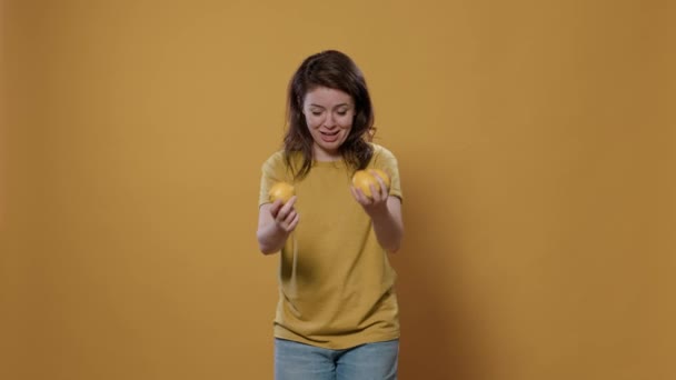 Mujer Juguetona Actuando Tonta Tratando Hacer Malabares Naranjas Ser Divertido — Vídeo de stock