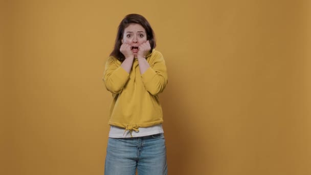 Portretul Femeii Fiind Speriată Făcând Gesturi Mână Atingând Fața Frică — Videoclip de stoc