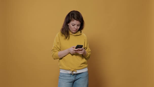 Portrait Femme Décontractée Tenant Smartphone Textos Ayant Conversation Ligne Drôle — Video