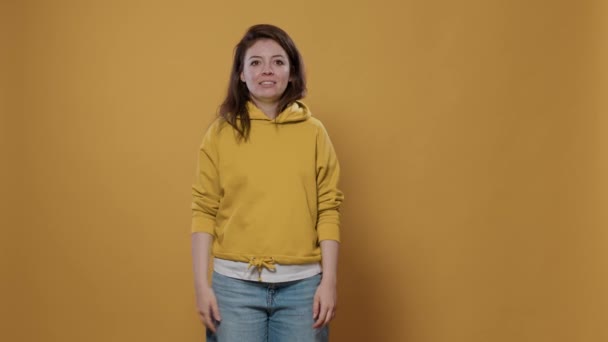 Retrato Mujer Sonriente Teniendo Una Idea Pensando Ser Espontánea Tocando — Vídeo de stock