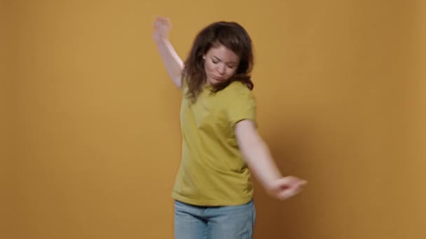 Porträtt Leende Glad Ung Person Som Dansar Ensam Studion Känner — Stockvideo