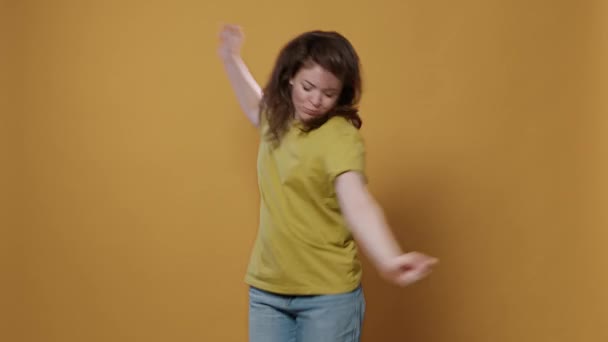 Retrato Joven Feliz Sonriente Bailando Solo Estudio Sintiéndose Seguro Moviéndose — Vídeo de stock