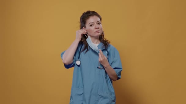 Ärztin Setzt Chirurgenmaske Zum Schutz Vor Coronavirus Für Pandemie Kampagne — Stockvideo