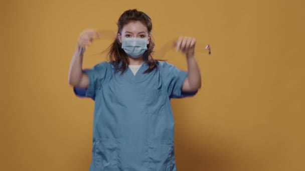 Porträt Einer Sanitäterin Mit Einer Lebendigen Maske Zum Schutz Die — Stockvideo