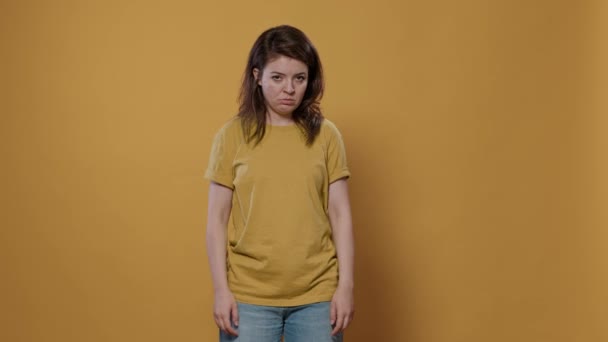 Vážně Rozrušená Žena Zkříženýma Rukama Cítila Smutná Zklamaná Když Bručela — Stock video
