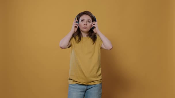 Retrato Mujer Casual Con Auriculares Inalámbricos Escuchando Música Alegre Bailando — Vídeos de Stock