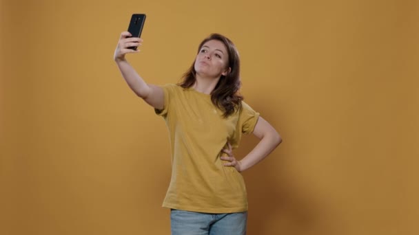 Portret Van Een Vrouw Die Smartphone Gebruikt Een Selfie Gevoel — Stockvideo