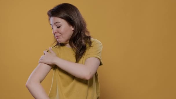 Retrato Una Mujer Sonriente Levantando Manga Mostrando Una Tirita Después — Vídeo de stock