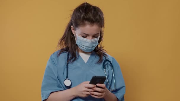 Porträt Eines Arztes Mit Stethoskop Smartphone Der Hand Und Sms — Stockvideo