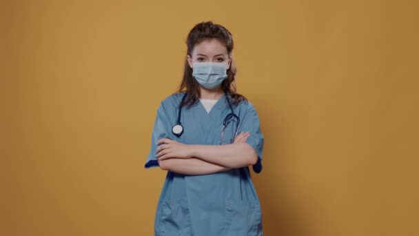 Tıp Doktoru Tıbbi Konseptte Cerrahi Maskeyi Çıkarırken Kollarını Kavuşturarak Kendine — Stok video