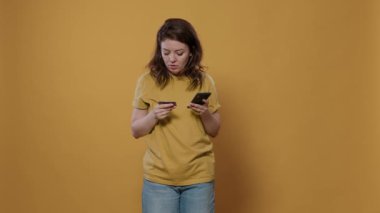 Sıkıcı kadın elinde akıllı telefonla online alışveriş yapıyor kredi kartı detaylarını yazmakta zorlanıyor. Genç kişi cep telefonu kullanırken teknik sorunlar yaşıyor.