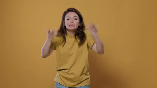 Femme Nerveuse Ayant Une Dépression Disputant Les Mains Mouvement Criant — Video