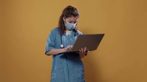 Arzt Mit Stethoskop Hält Laptop Der Hand Und Tippt Auf — Stockvideo