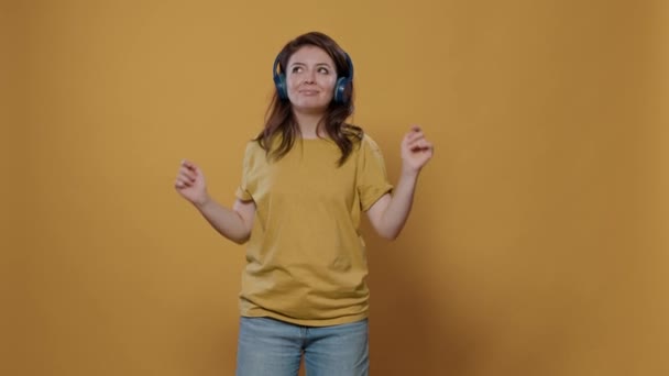 Retrato Mujer Positiva Llena Energía Con Auriculares Inalámbricos Teniendo Fiesta — Vídeos de Stock