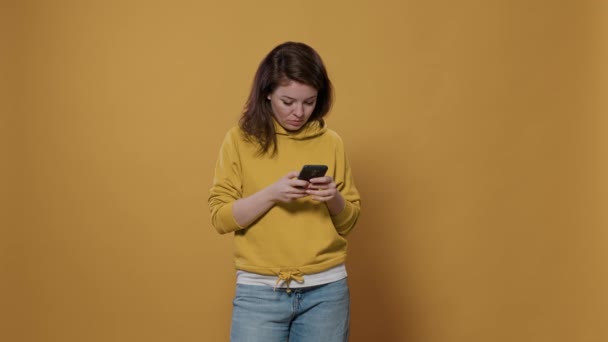 Portret Van Een Bezorgde Vrouw Die Smartphone Sms Een Serieus — Stockvideo