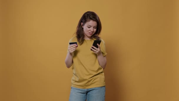 Portrét Ženy Nadšené Line Nakupování Držení Smartphone Psaní Kreditní Karty — Stock video