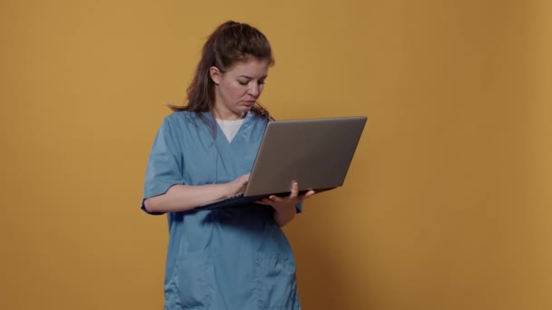 Retrato Médico Ocupado Segurando Laptop Olhando Confuso Tela Digitando Teclado — Vídeo de Stock