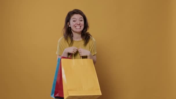 Улыбающаяся Женщина Держащая Сумки Покупками Чувствует Восторг Довольна Покупкой Делая — стоковое видео
