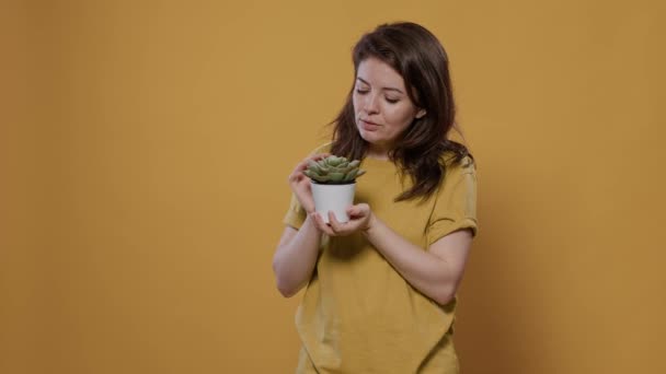 Portrét Milující Ženy Šťavnatou Rostlinou Ukazující Lásku Domácím Rostlinám Studiu — Stock video