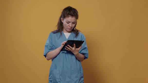 태블릿 컴퓨터를 자료를 타이핑하는 의사의 초상화 카메라에서 흉내를 디자인을 있습니다 — 비디오