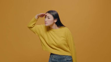 Uzağa bakıp ufukta bir şeyler arayan meraklı insan.