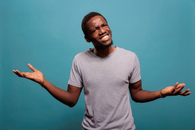 Üzgün yetişkin ne yapıyor? Kameranın önünde jest mi yapıyor bilmiyorum.