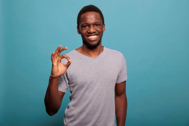 Gülümseyen yetişkin el ve parmaklarıyla iyi hareket ediyor.