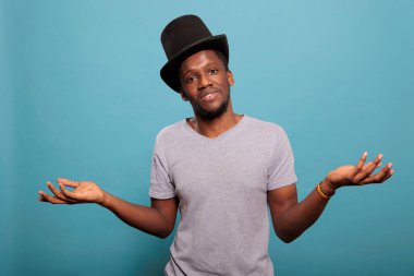 Klasik performans yaratmak için klasik silindir şapka giyen sanatçı.