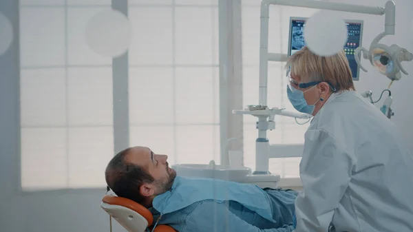 Stomatolog kvinna konsultera patienten efter tänder förfarande — Stockfoto