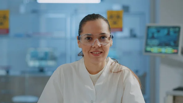 Ritratto di microbiologo con occhiali protettivi in laboratorio — Foto Stock