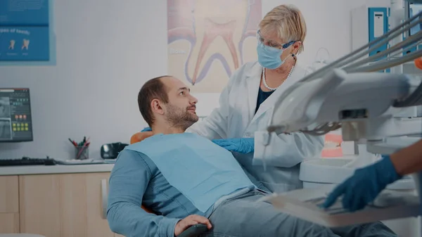 Mond- en tandartsenonderzoek door patiënten bij opening van de mond — Stockfoto