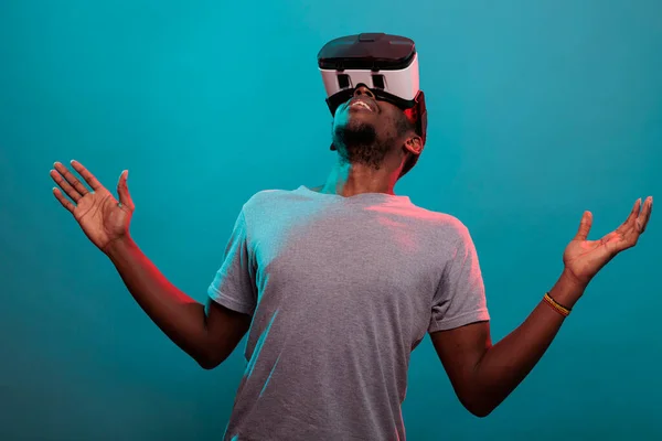 Male gamer looking up while he uses virtual reality headset — Stock Photo, Image