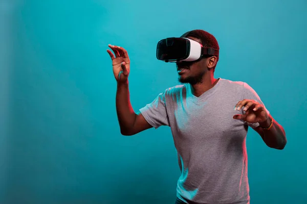 Sorrindo homem jogando jogo online com óculos de realidade virtual — Fotografia de Stock