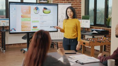 Büyük sunum için beyin fırtınası fikirleri için çeşitli takım toplantısı.