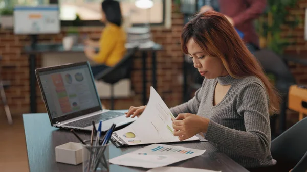 Asijské žena pracuje na notebooku vytvořit finanční analýzu — Stock fotografie