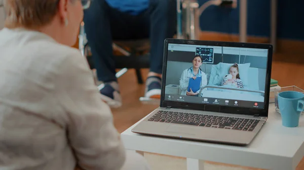利用膝上型计算机视频会议参加网上会议的退休成年人 — 图库照片