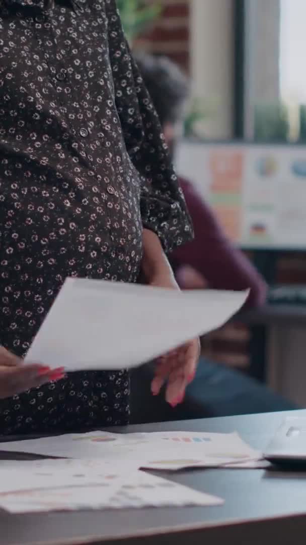 Vídeo vertical: Primer plano de la mujer de negocios embarazada cogida de la mano en el vientre — Vídeos de Stock