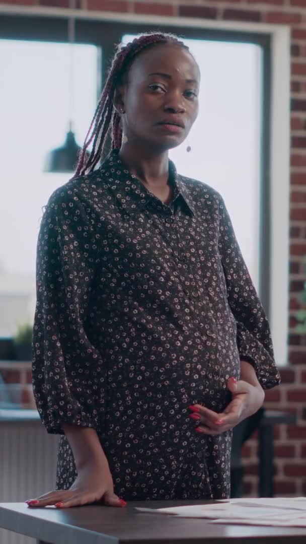 Vídeo vertical: POV de mulher de negócios grávida falando em videochamada — Vídeo de Stock