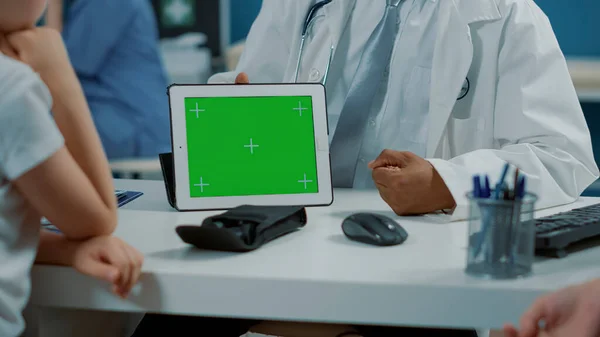 Médecin généraliste tenant la tablette avec écran vert horizontal — Photo