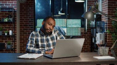 Erkek analist, telefon görüşmesinde pazar değişim bilgileri hakkında konuşuyor.