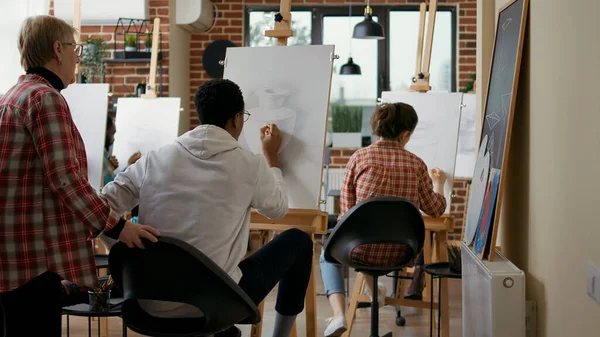 Estudiante afroamericano aprendiendo a dibujar boceto de profesor — Foto de Stock