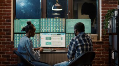 Ticari ekip, ticaret planlamak için beyin fırtınası yapıyor.