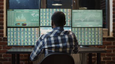 Borsa planlamak için pazar grafiklerini analiz eden eski tüccar