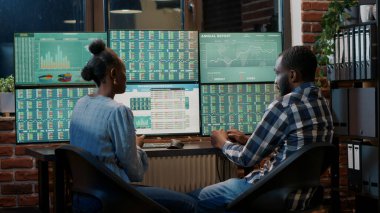 Borsa satış artışı yaratmak için takım çalışması yapan simsarlar