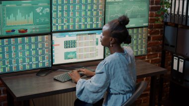 Düşünceli bir çalışan ticaret stratejisi düşünüyor