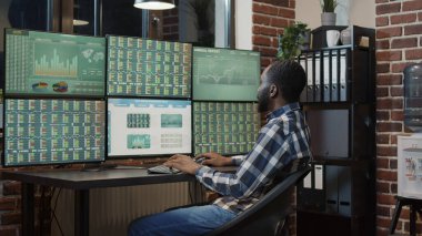 Düşünceli komisyoncu Forex yatırım stratejisini düşünüyor