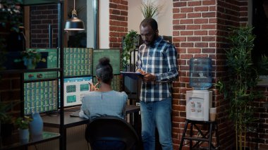 Erkek ve kadın borsa yatırımlarında takım çalışması yapıyorlar.