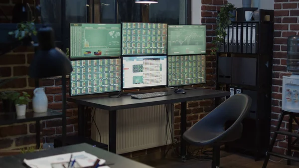 Leeg kantoor met wisselende beurskoersen op meerdere monitoren — Stockfoto